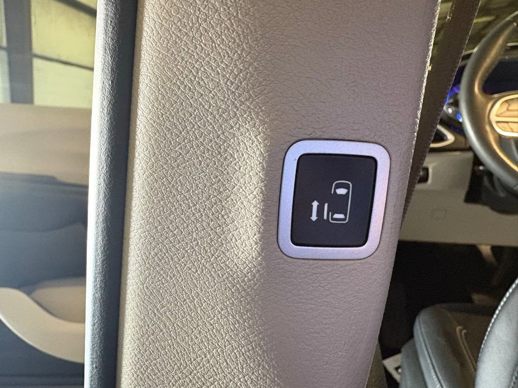 Used 2023 Chrysler Pacifica Touring-L image 38