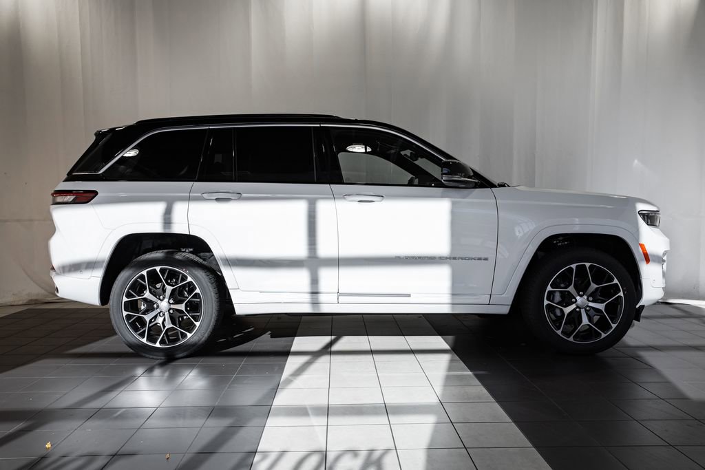 New 2025 Jeep Grand Cherokee Summit image 3