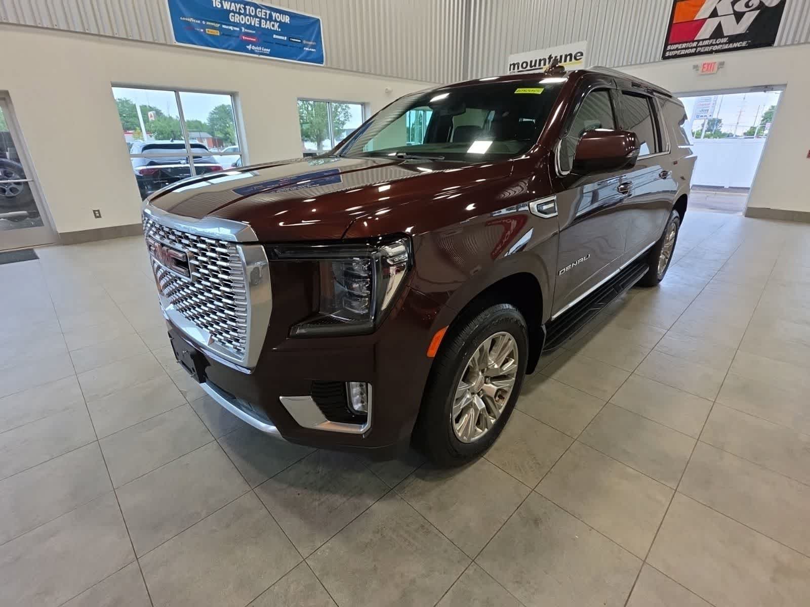 Used 2023 GMC Yukon XL Denali AWD/4WD image 1