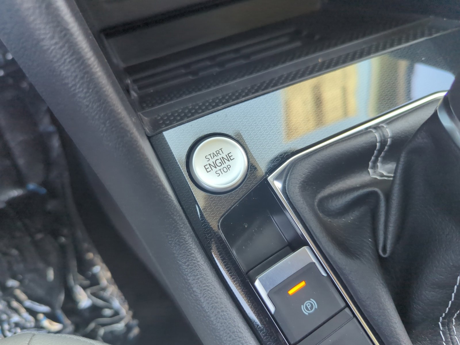 New 2025 Volkswagen Taos SE image 28