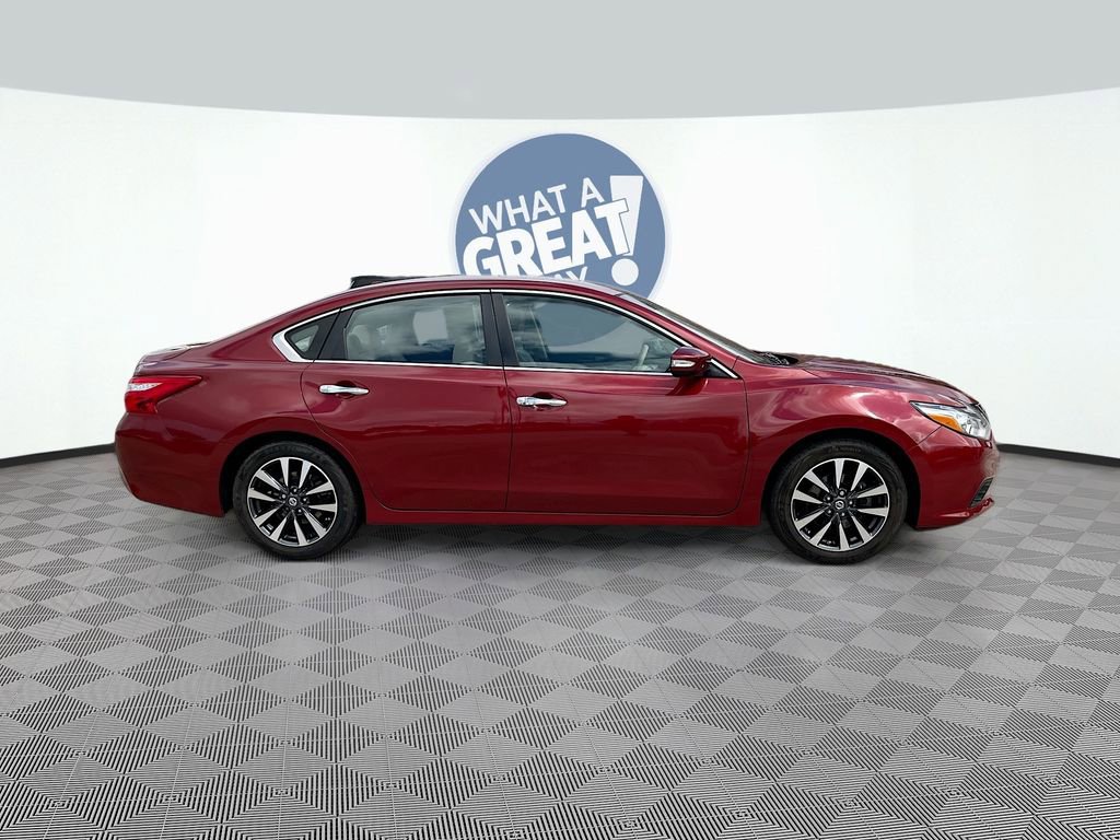 Used 2017 Nissan Altima 2.5 SL w/ Moonroof Package image 4