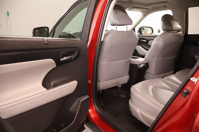 Used 2022 Toyota Highlander XLE AWD/4WD image 28
