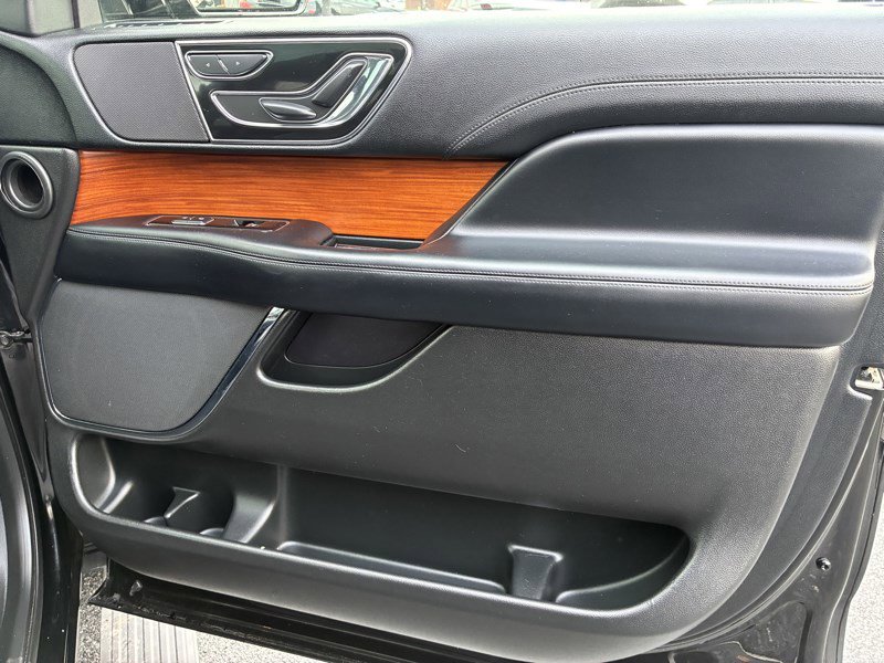 Used 2018 Lincoln Navigator Select image 21