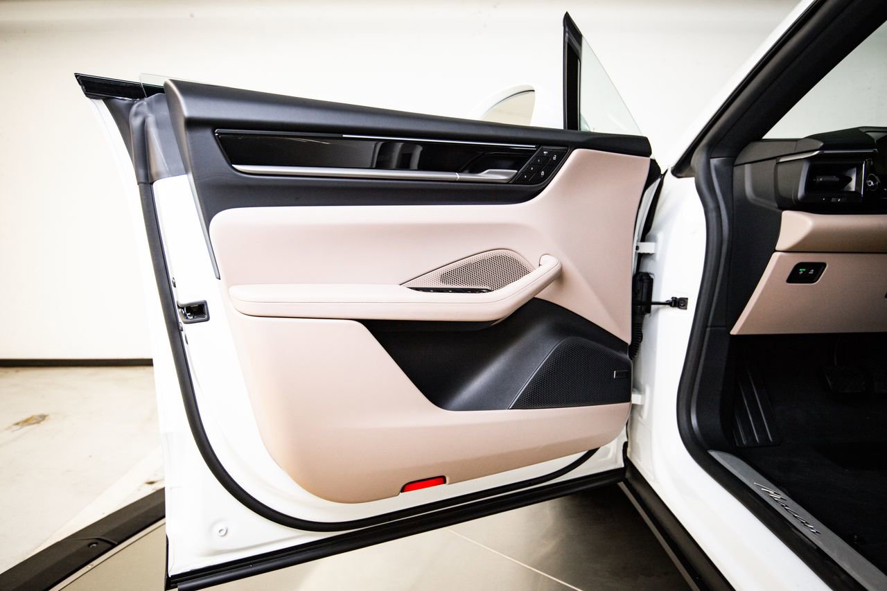 New 2026 Porsche Macan Electric RWD image 23