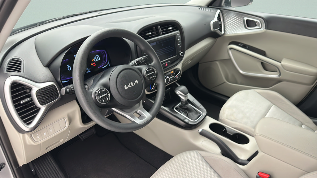 Used 2025 Kia Soul LX w/ LX Technology Package FWD image 11