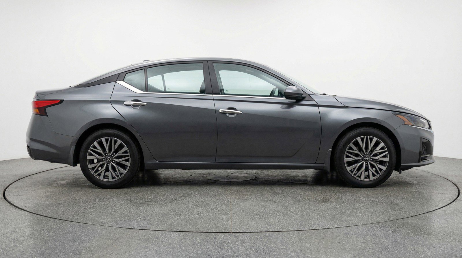 Used 2025 Nissan Altima 2.5 SV FWD image 11