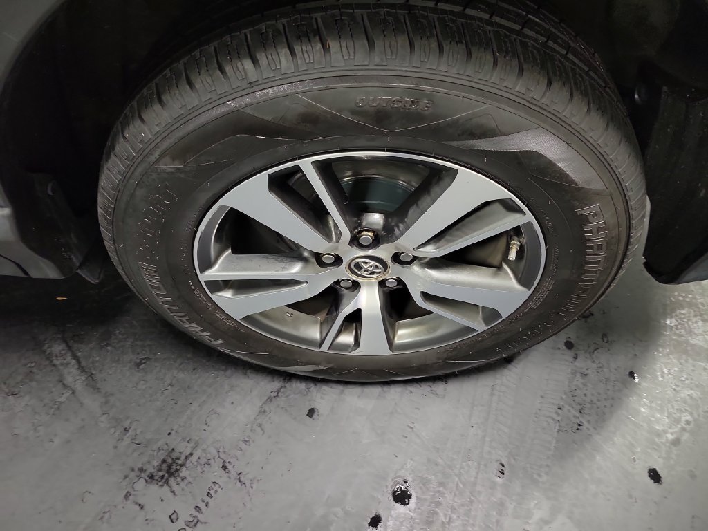 Used 2018 Toyota RAV4 XLE AWD/4WD image 12