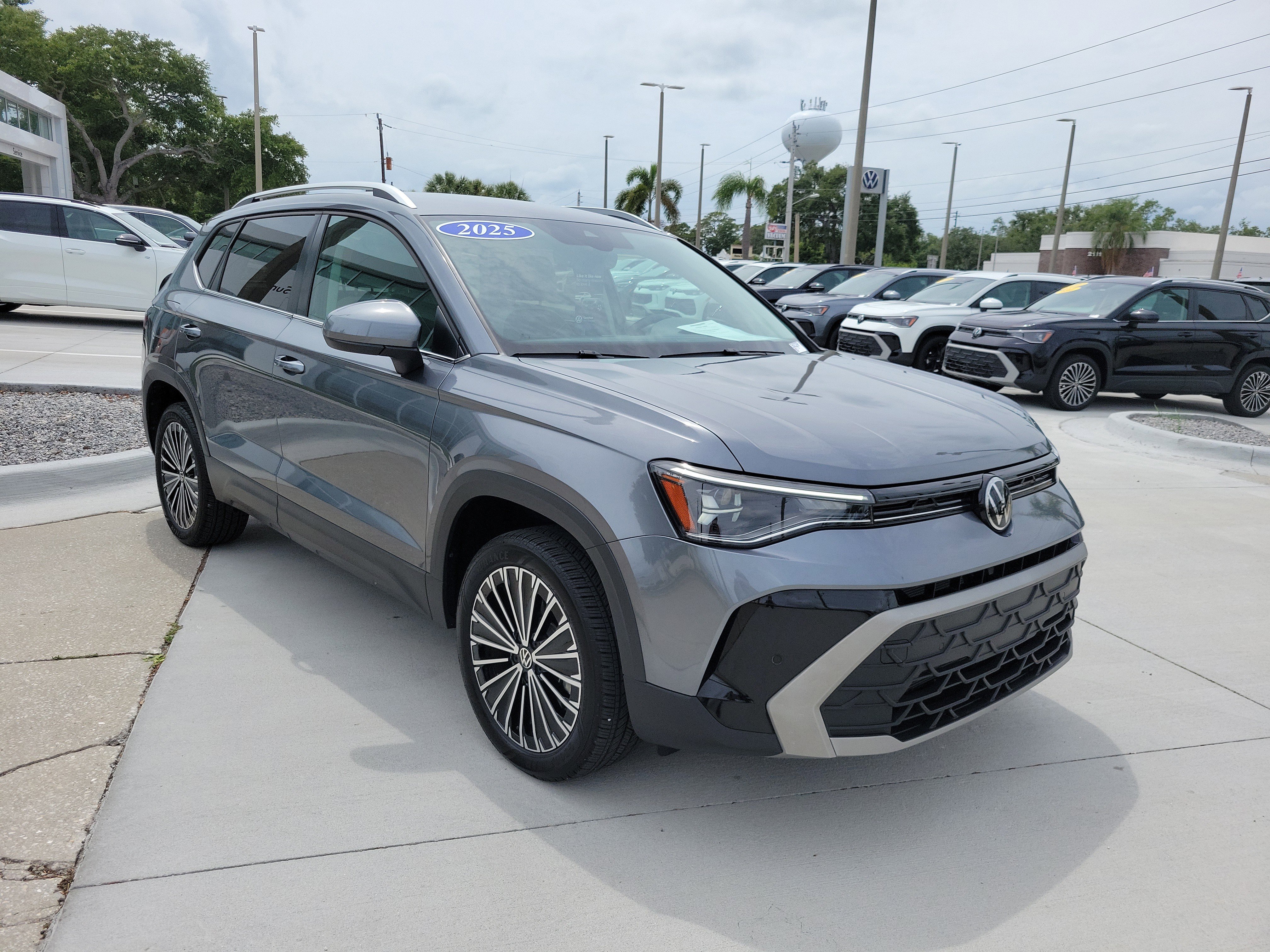 Used 2025 Volkswagen Taos SE FWD image 1