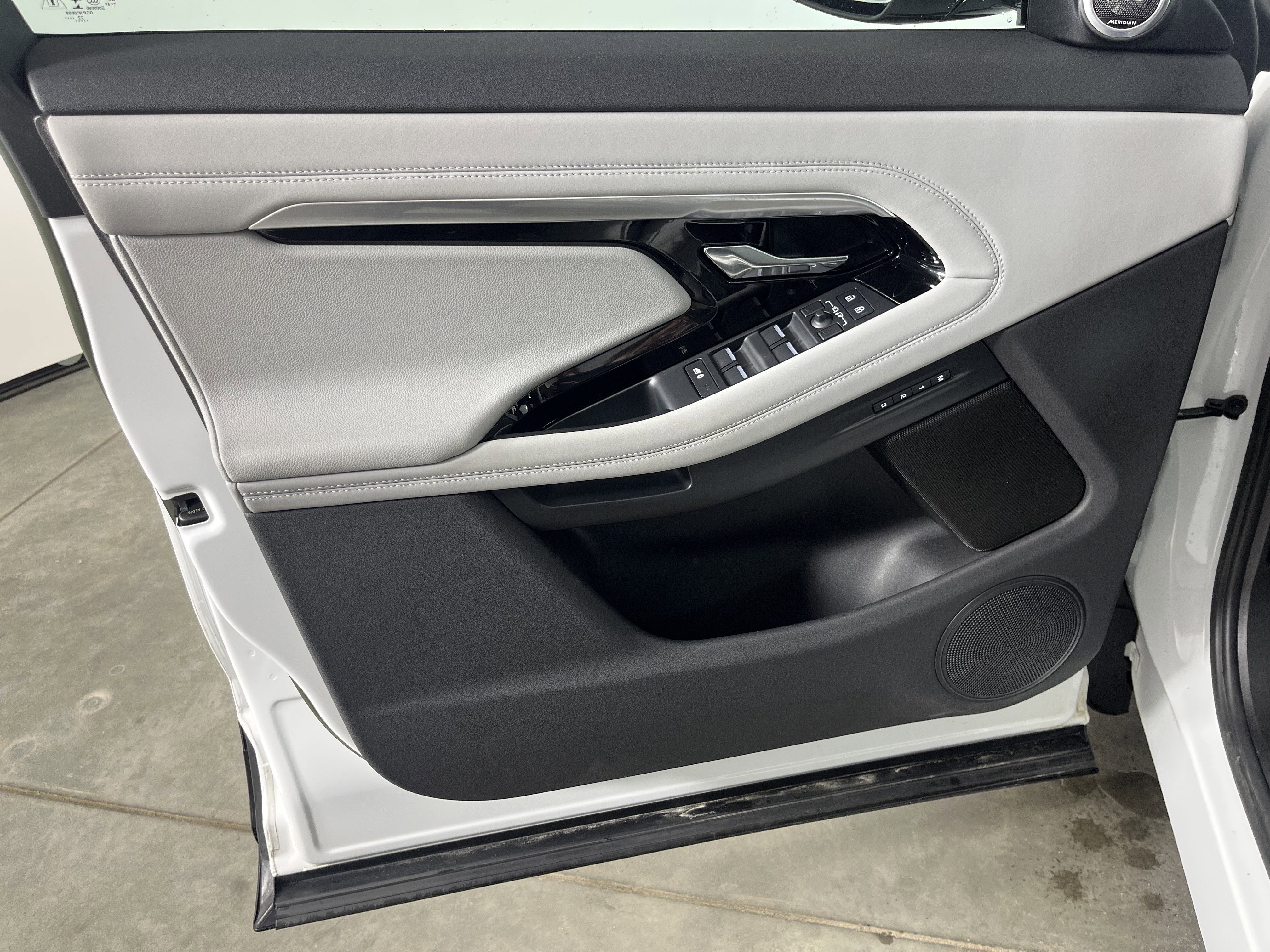 Used 2023 Land Rover Range Rover Evoque R-Dynamic SE image 18