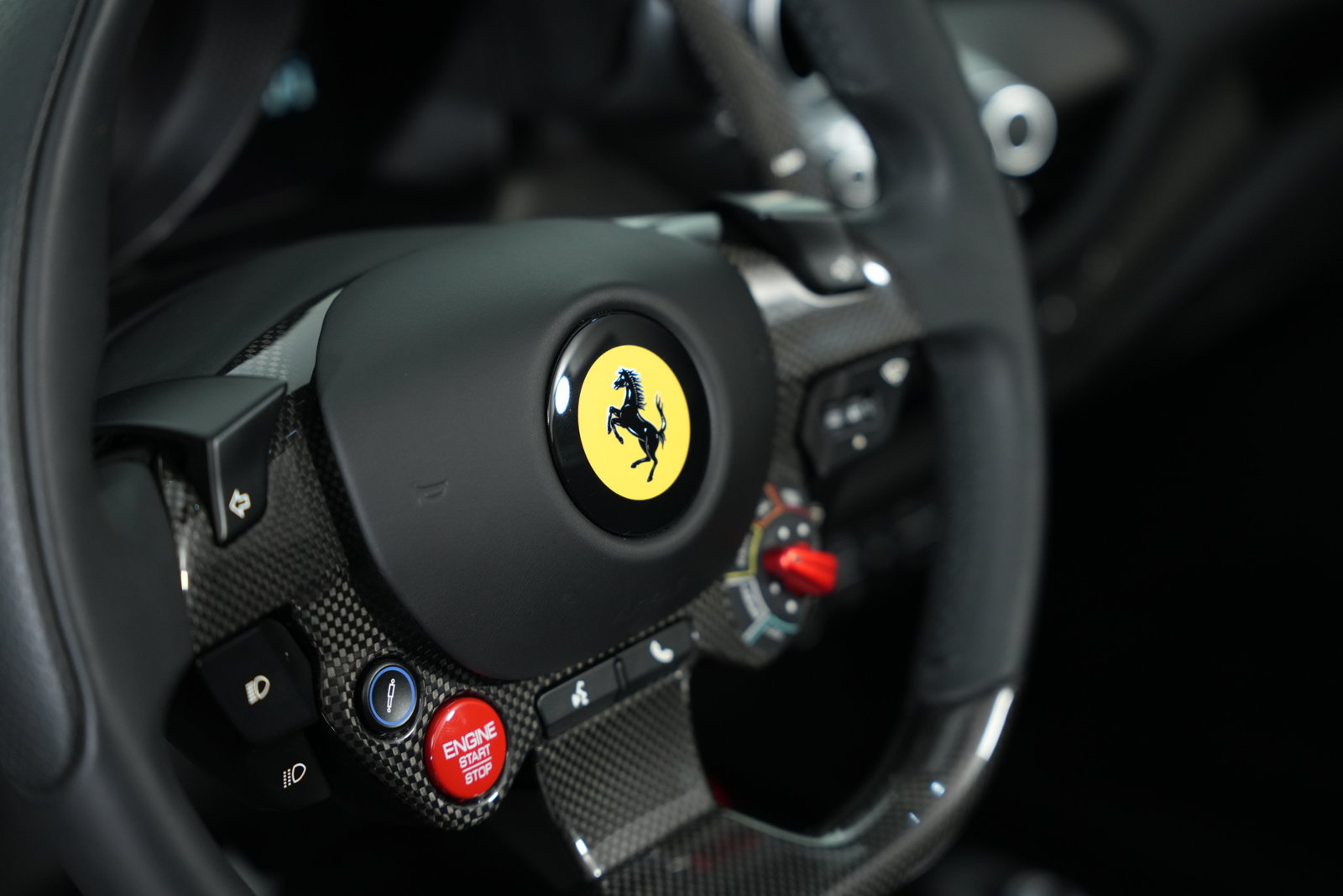 Used 2023 Ferrari F8 Spider RWD image 32