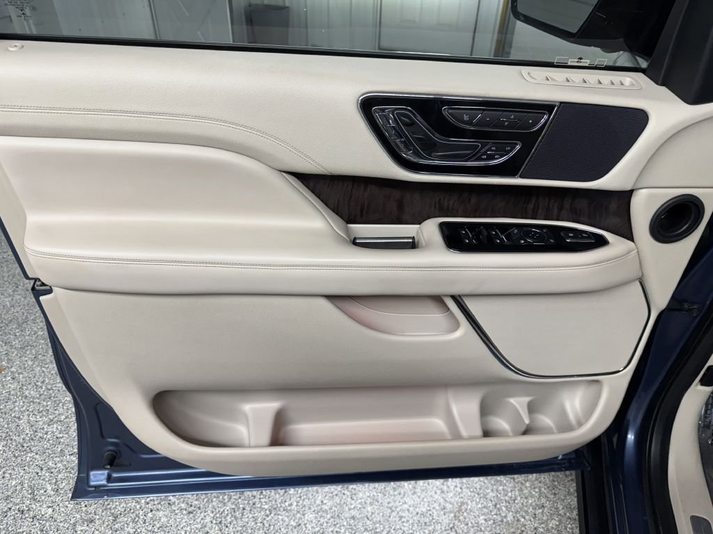 Used 2018 Lincoln Navigator L Reserve w/ Technology Package image 23