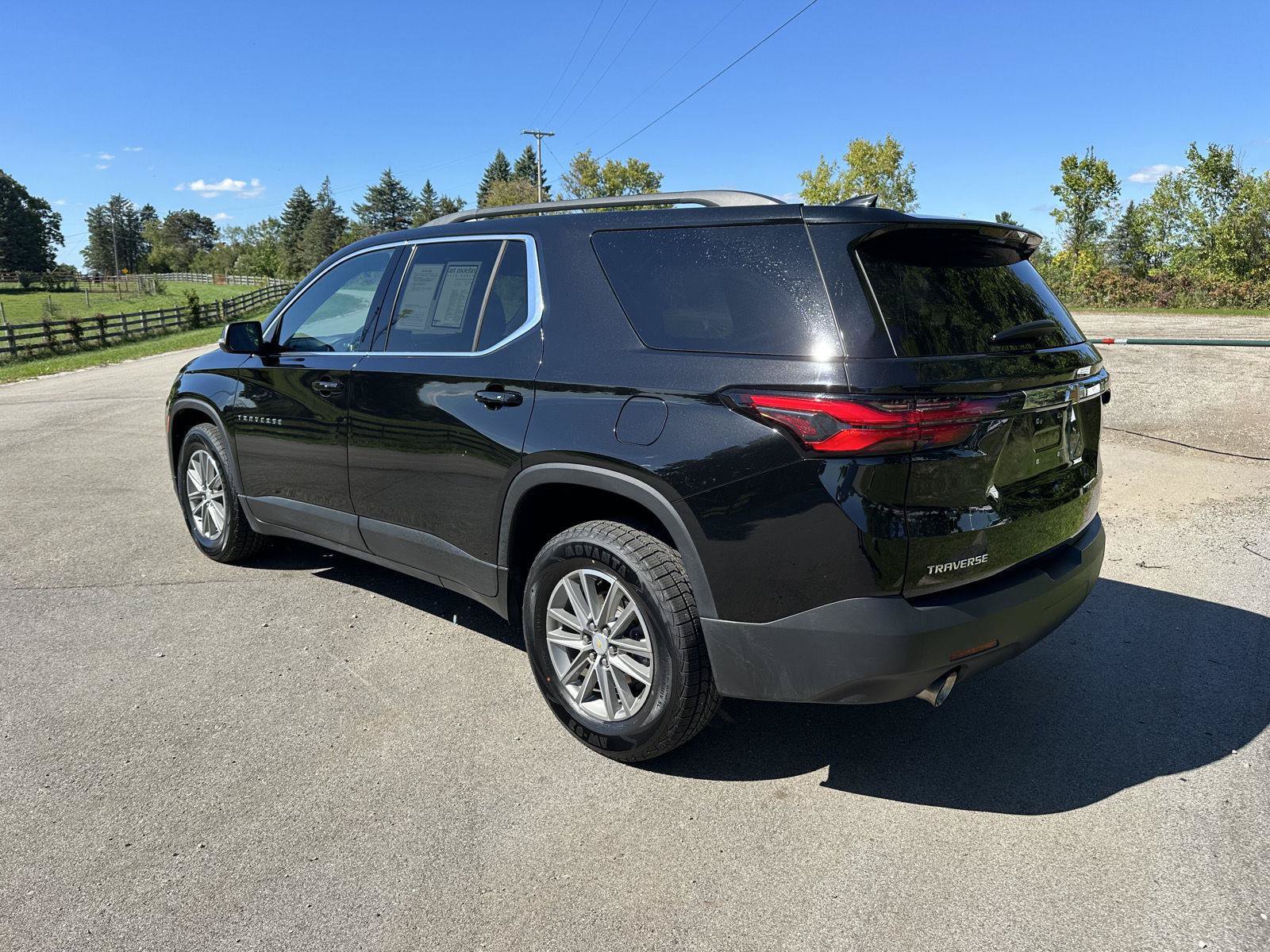Used 2023 Chevrolet Traverse LT FWD image 8