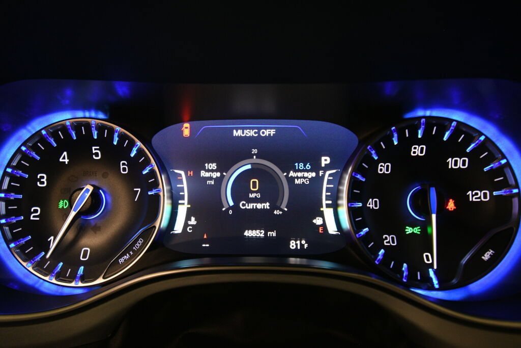 Used 2025 Chrysler Pacifica Limited FWD image 13