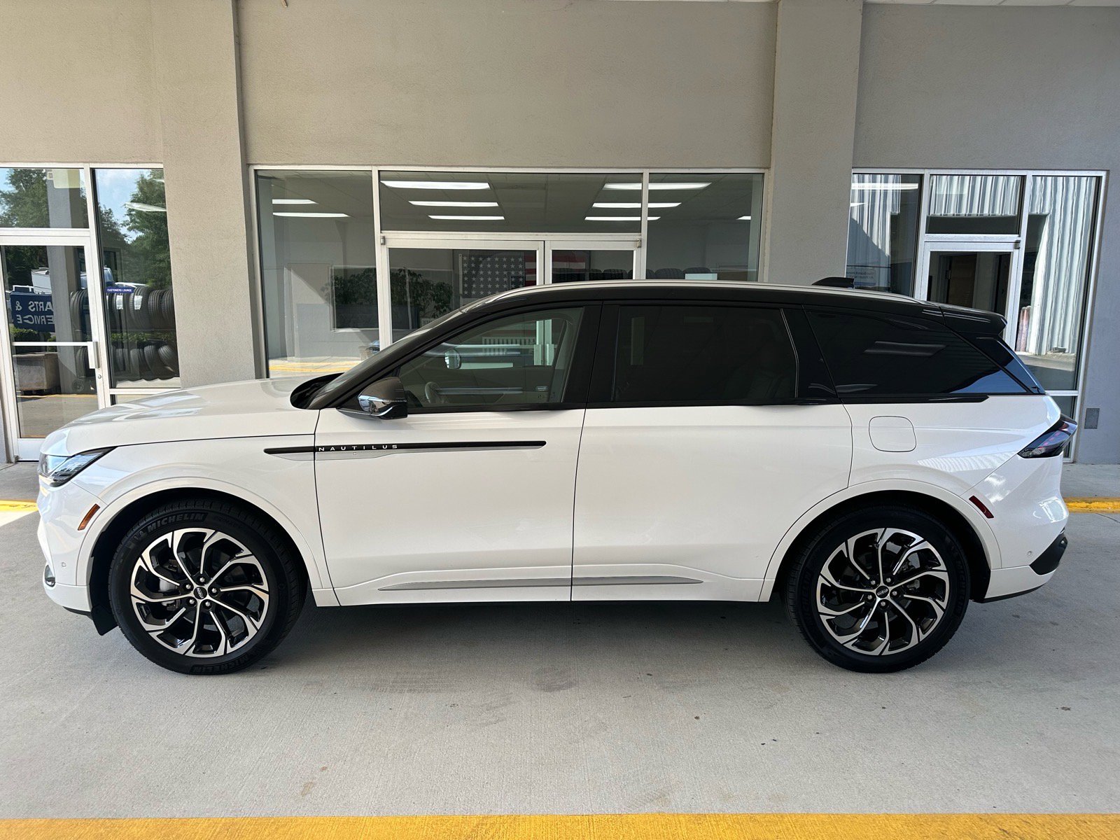 Used 2024 Lincoln Nautilus Reserve w/ Equipment Group 202A AWD/4WD image 4