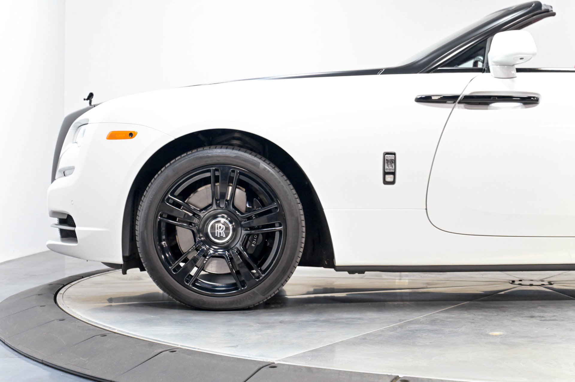 Used 2017 Rolls-Royce Dawn RWD image 38