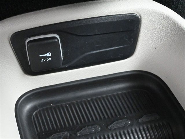 Used 2023 Chrysler Pacifica Touring-L image 4