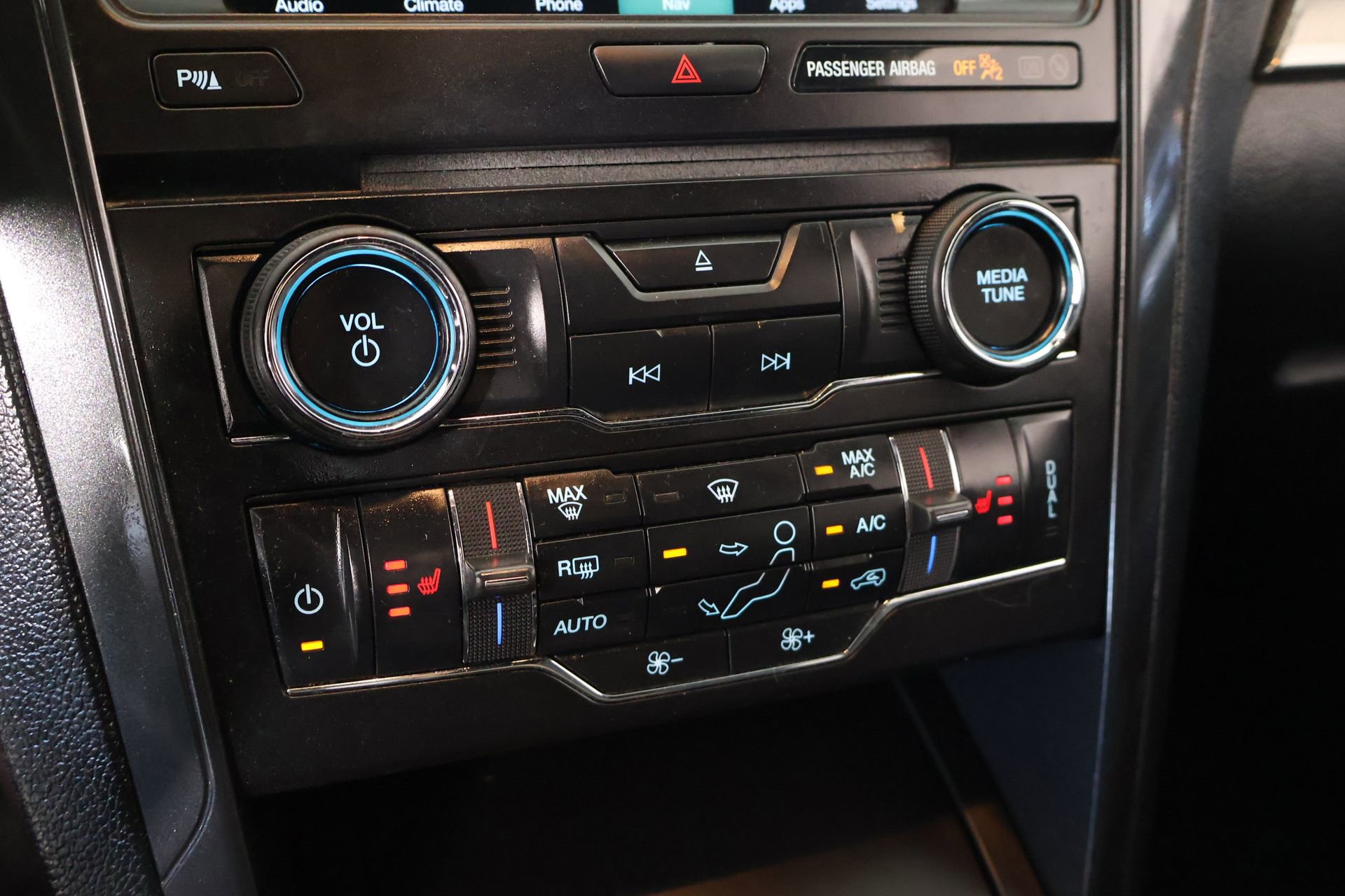 Used 2018 Ford Explorer XLT w/ Equipment Group 202A FWD image 8