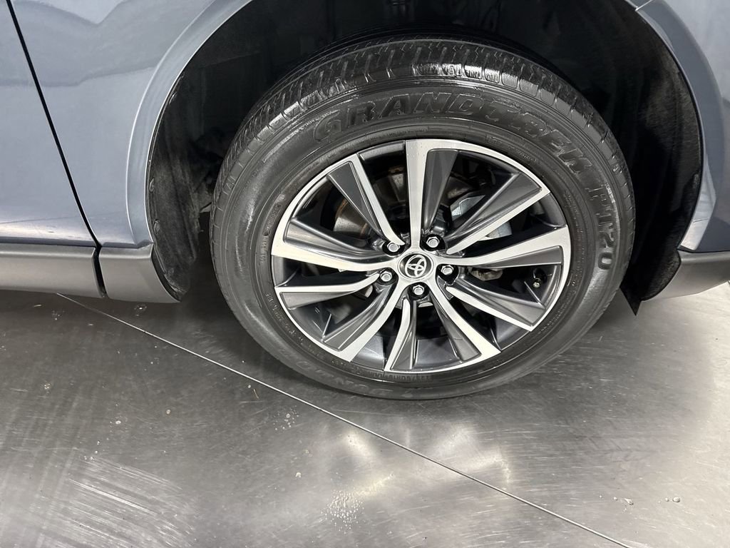 Used 2021 Toyota Venza LE image 14