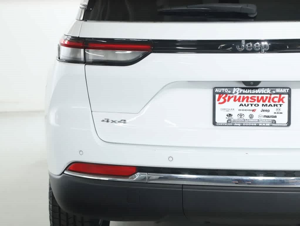 Used 2023 Jeep Grand Cherokee Laredo AWD/4WD image 44