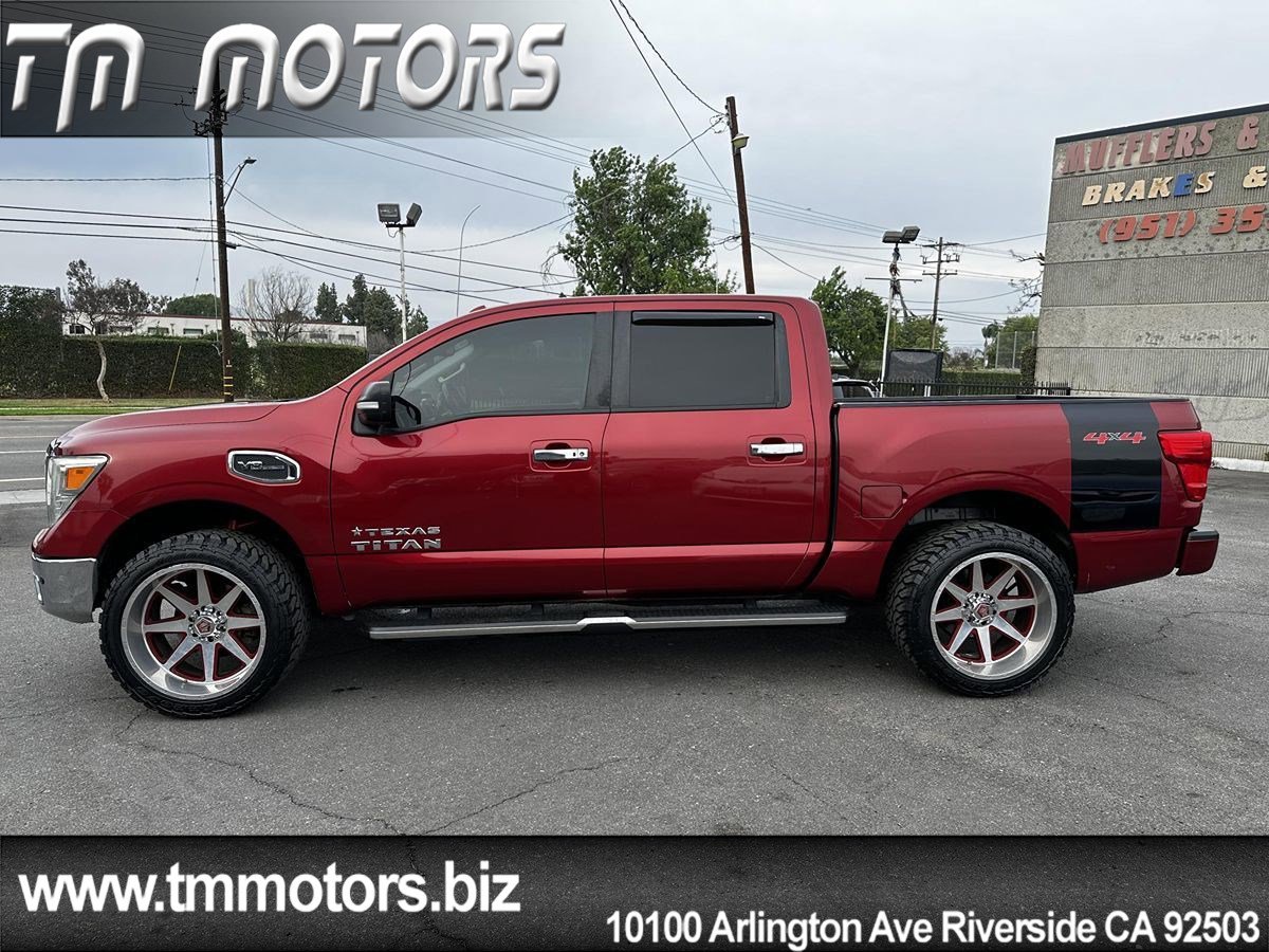 Used 2017 Nissan Titan SV image 3