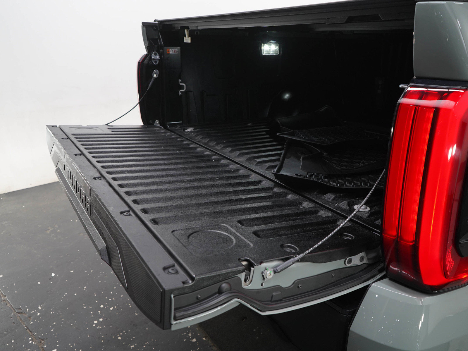 Used 2025 Toyota Tundra Limited AWD/4WD image 13