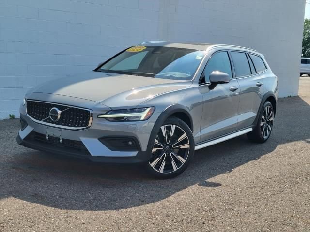 Used 2024 Volvo V60 B5 Cross Country Ultimate AWD/4WD image 1