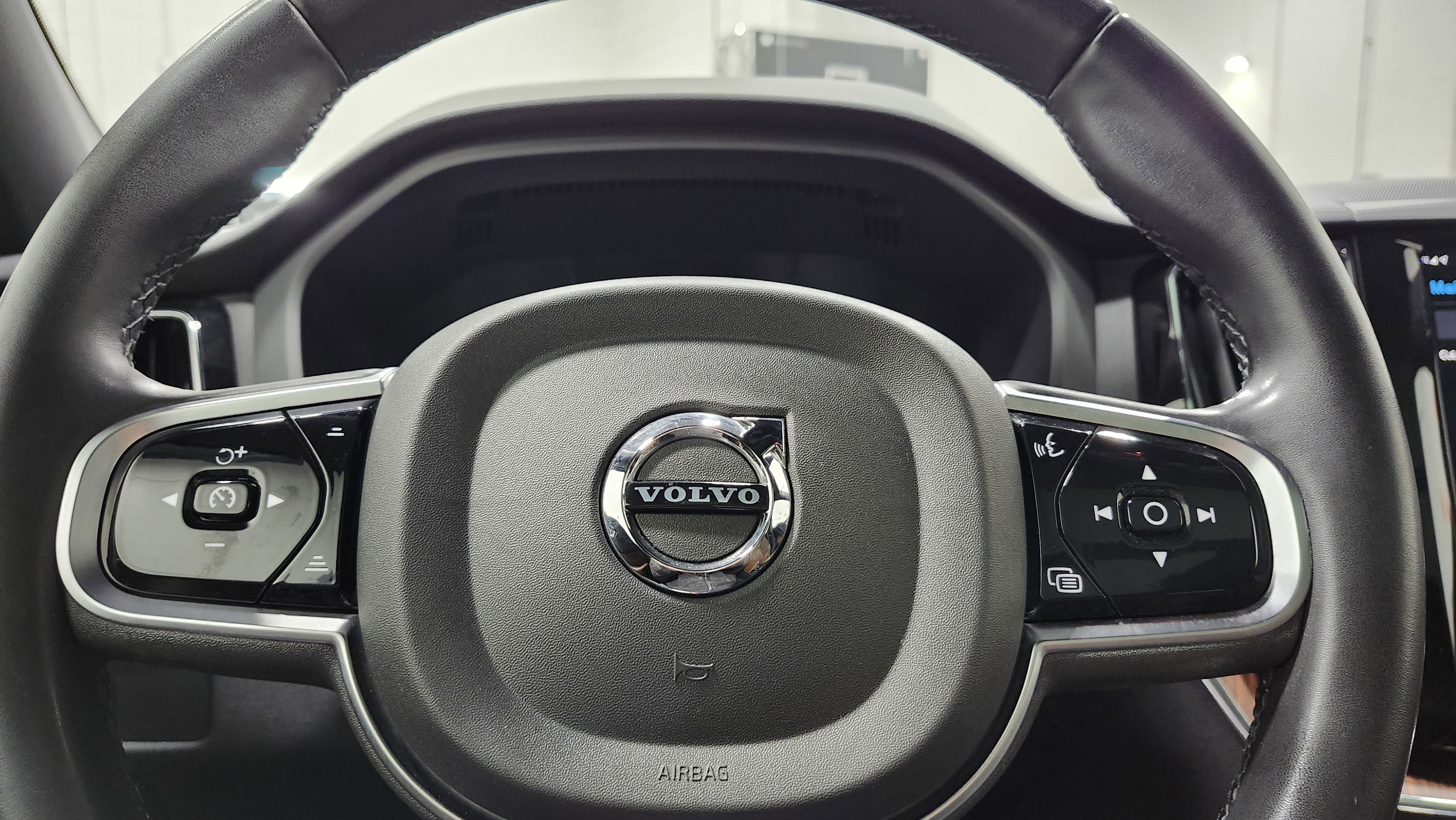 Used 2024 Volvo XC60 B5 Plus image 29