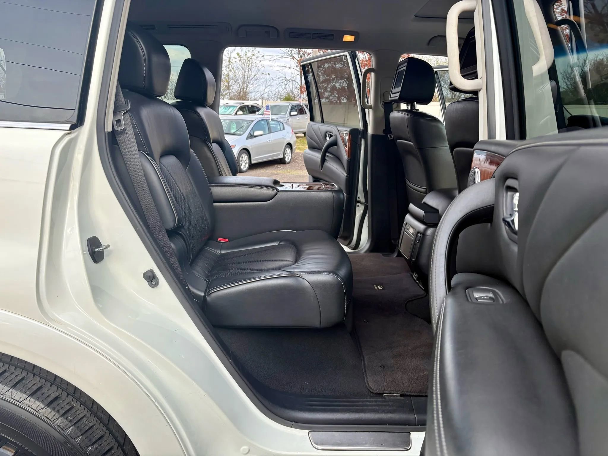 Used 2016 INFINITI QX80 4WD w/ Deluxe Technology Package image 30