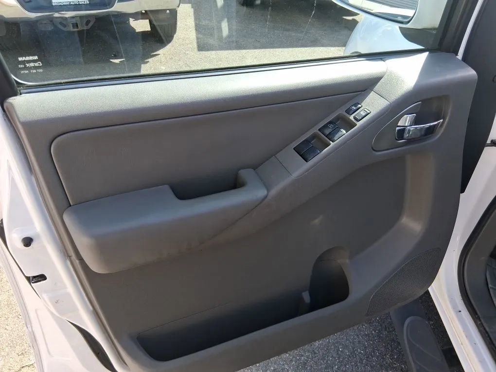 Used 2005 Nissan Frontier LE w/ (X01) Leather Pkg image 9