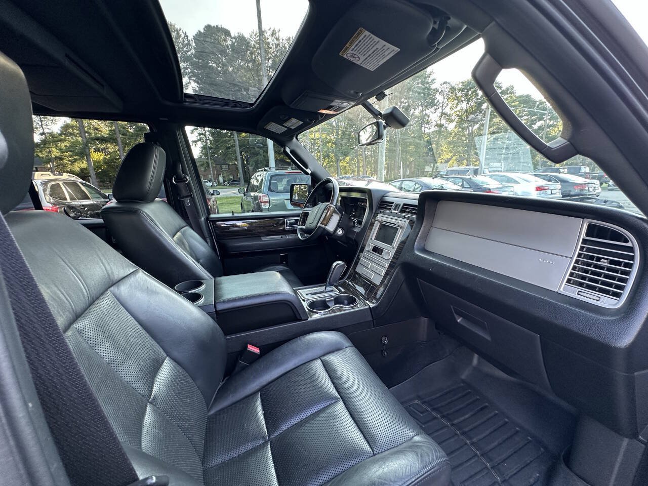 Used 2010 Lincoln Navigator 4WD image 9