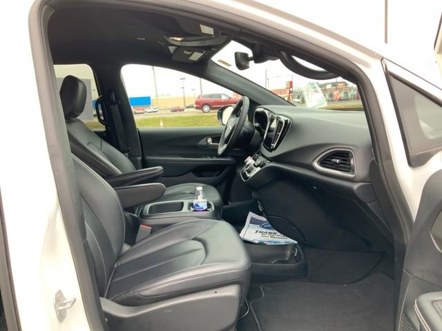 Used 2025 Chrysler Pacifica Select image 16