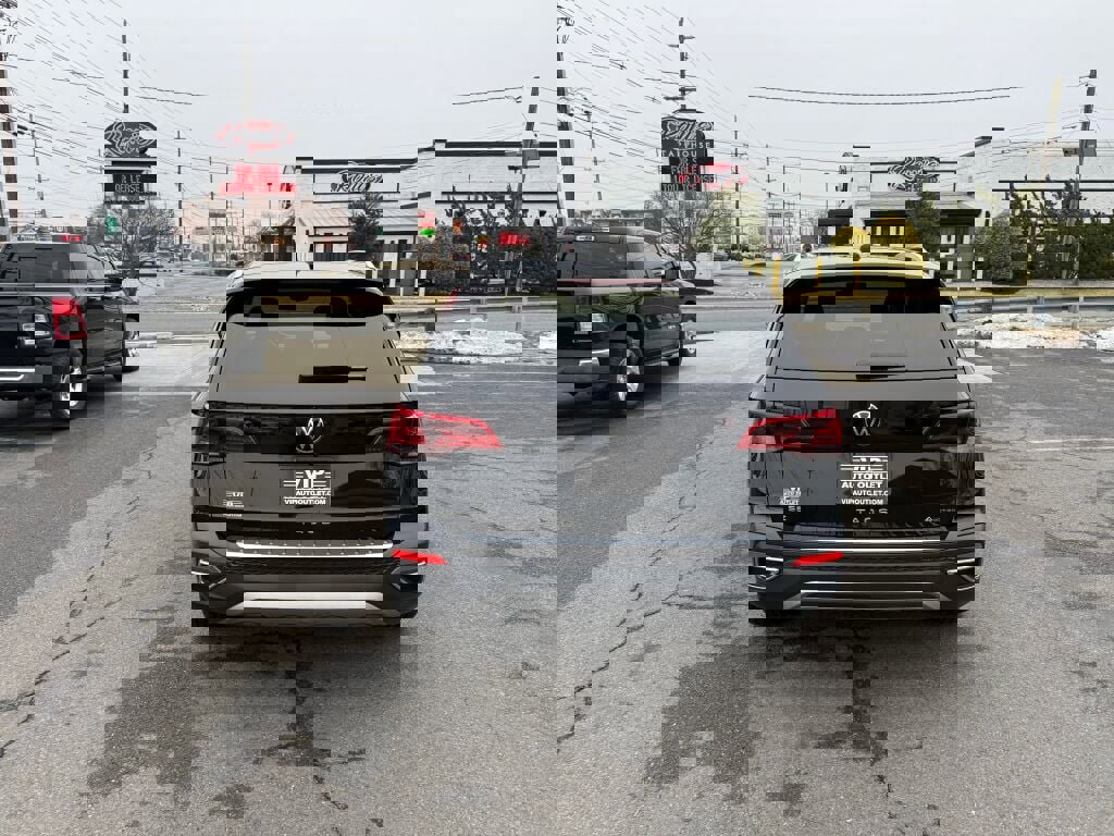 Used 2023 Volkswagen Taos SE w/ Panoramic Sunroof Package image 6