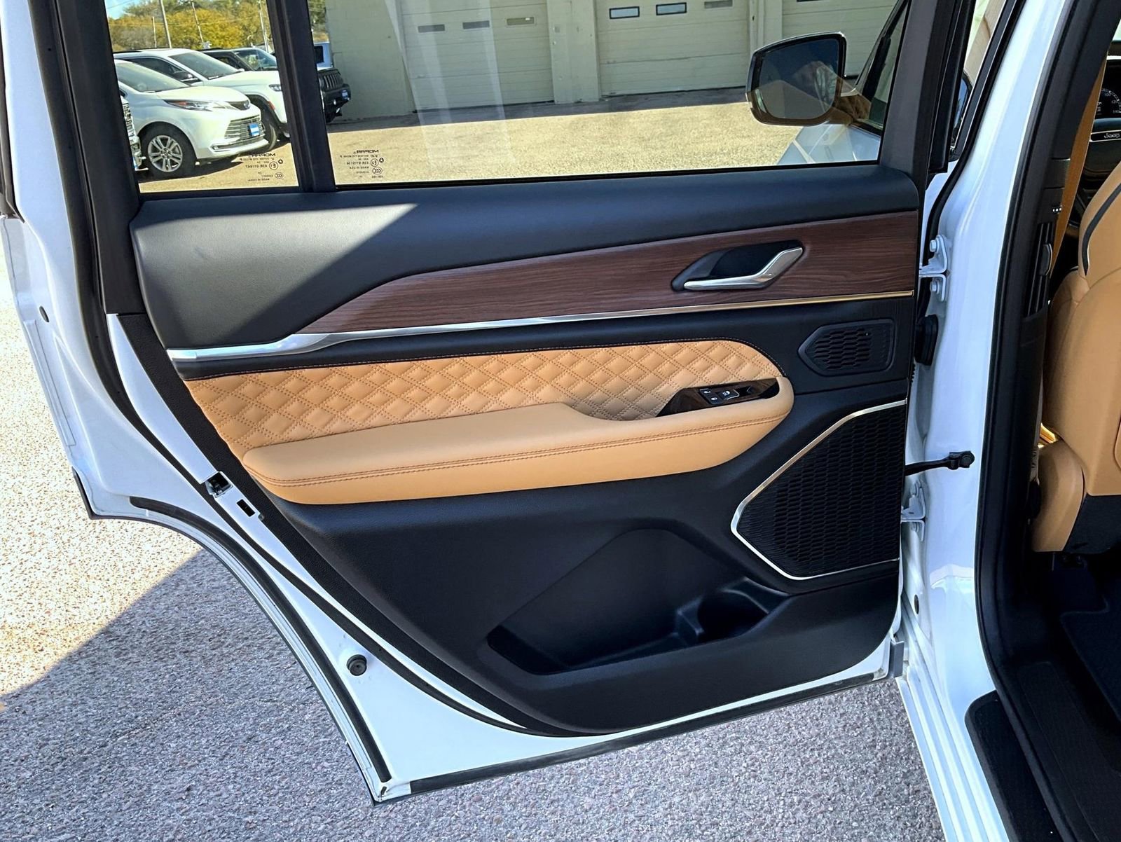 Certified 2025 Jeep Grand Cherokee L Summit w/ Obsidian Package image 22