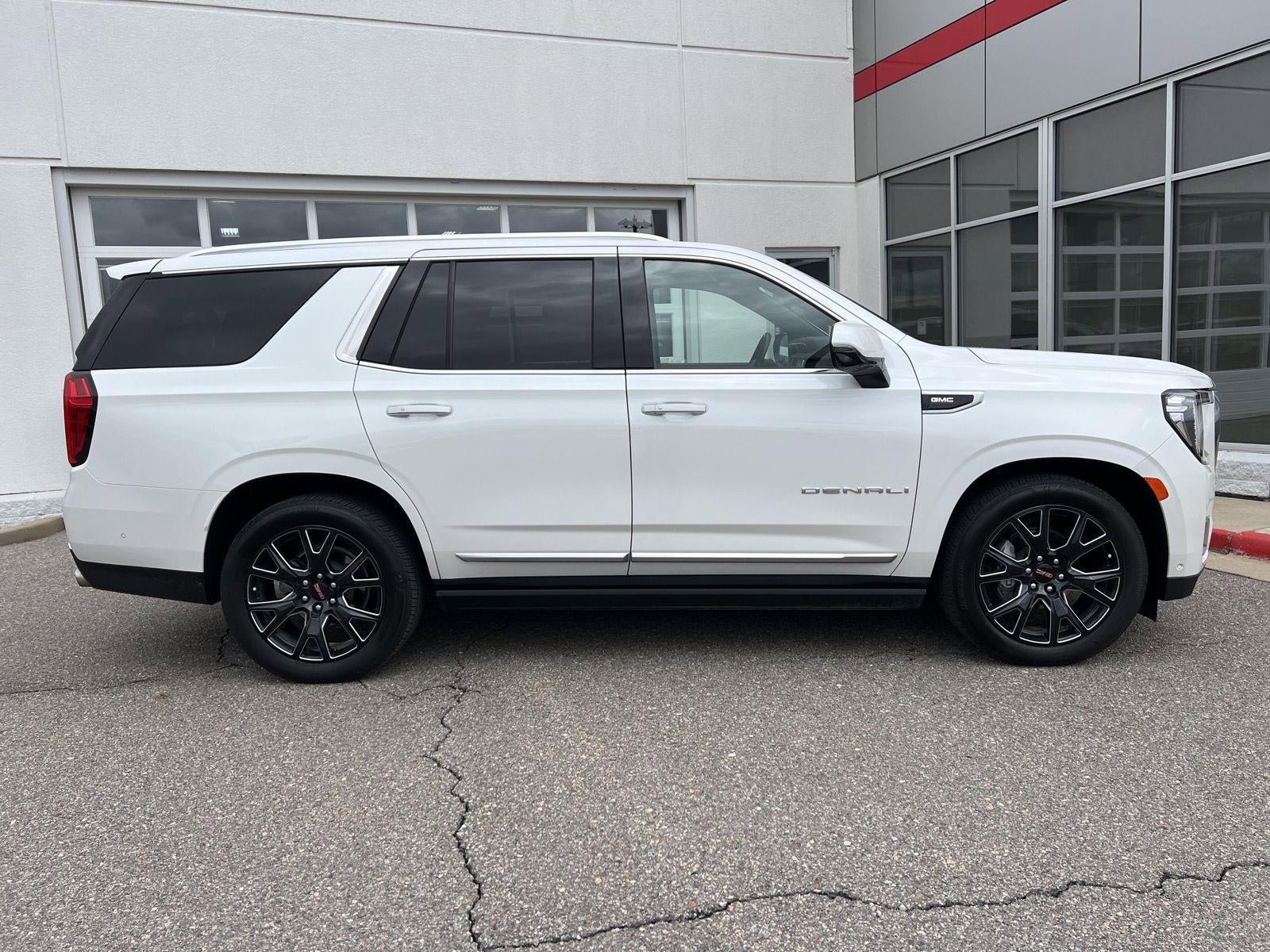 Used 2024 GMC Yukon Denali w/ Advanced Technology Package AWD/4WD image 16
