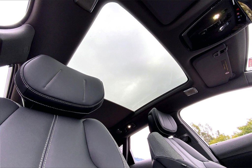 New 2026 Cadillac Optiq Luxury 1 image 31