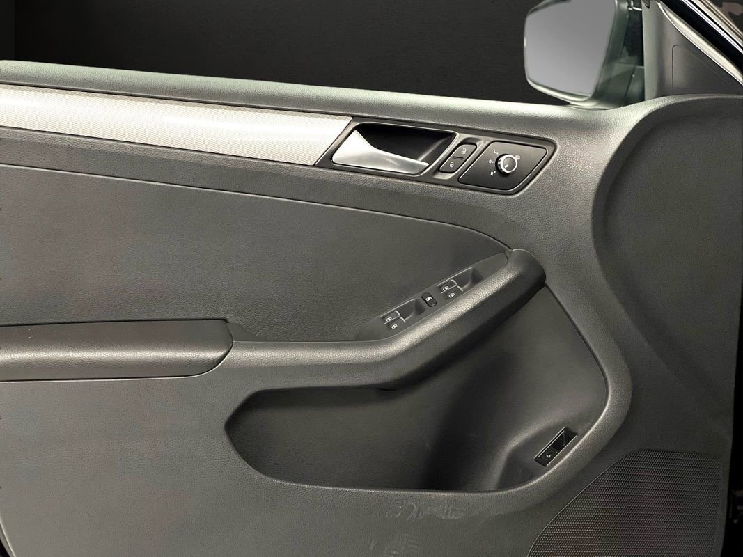 Used 2015 Volkswagen Jetta SE image 35