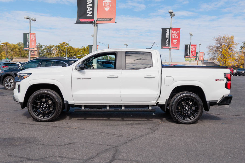 Used 2025 Chevrolet Colorado Z71 w/ Technology Package AWD/4WD image 17