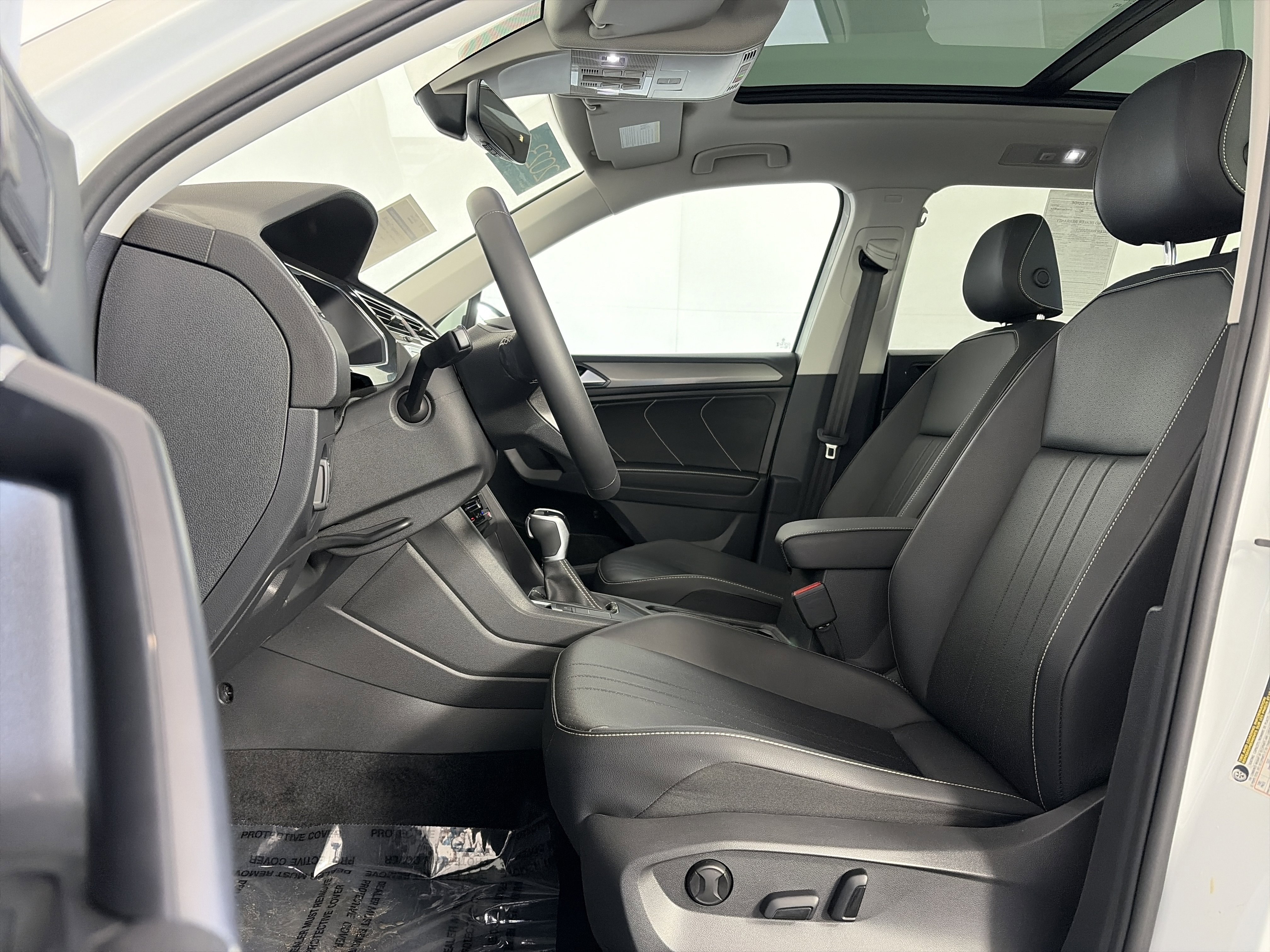 Used 2023 Volkswagen Tiguan SE w/ Panoramic Sunroof Package image 8