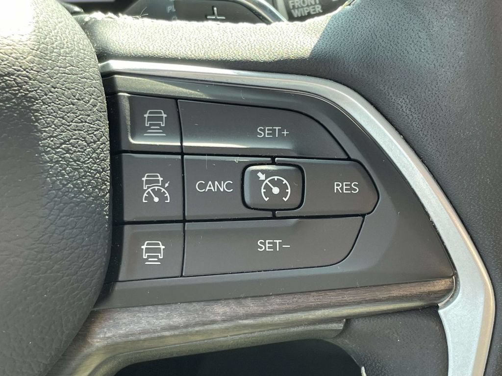 Used 2023 Jeep Grand Cherokee Limited w/ Black Appearance Package AWD/4WD image 33