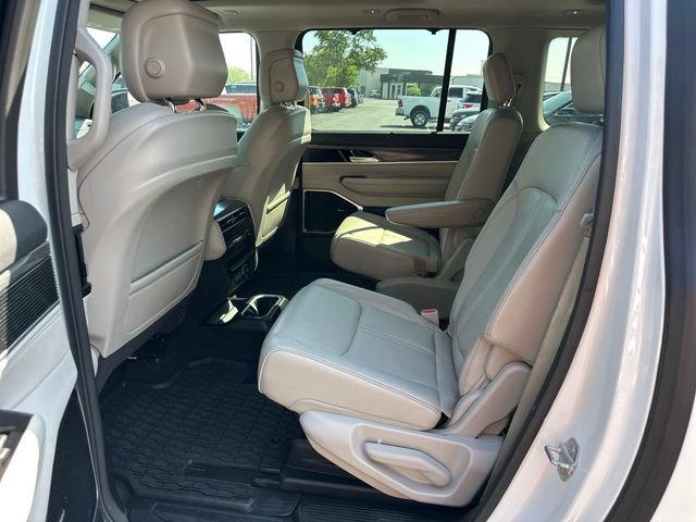Used 2023 Jeep Wagoneer L Series III w/ Premium Group I AWD/4WD image 15