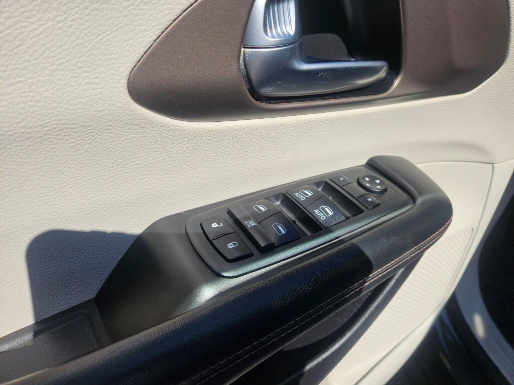 Used 2019 Chrysler Pacifica Touring-L FWD image 20