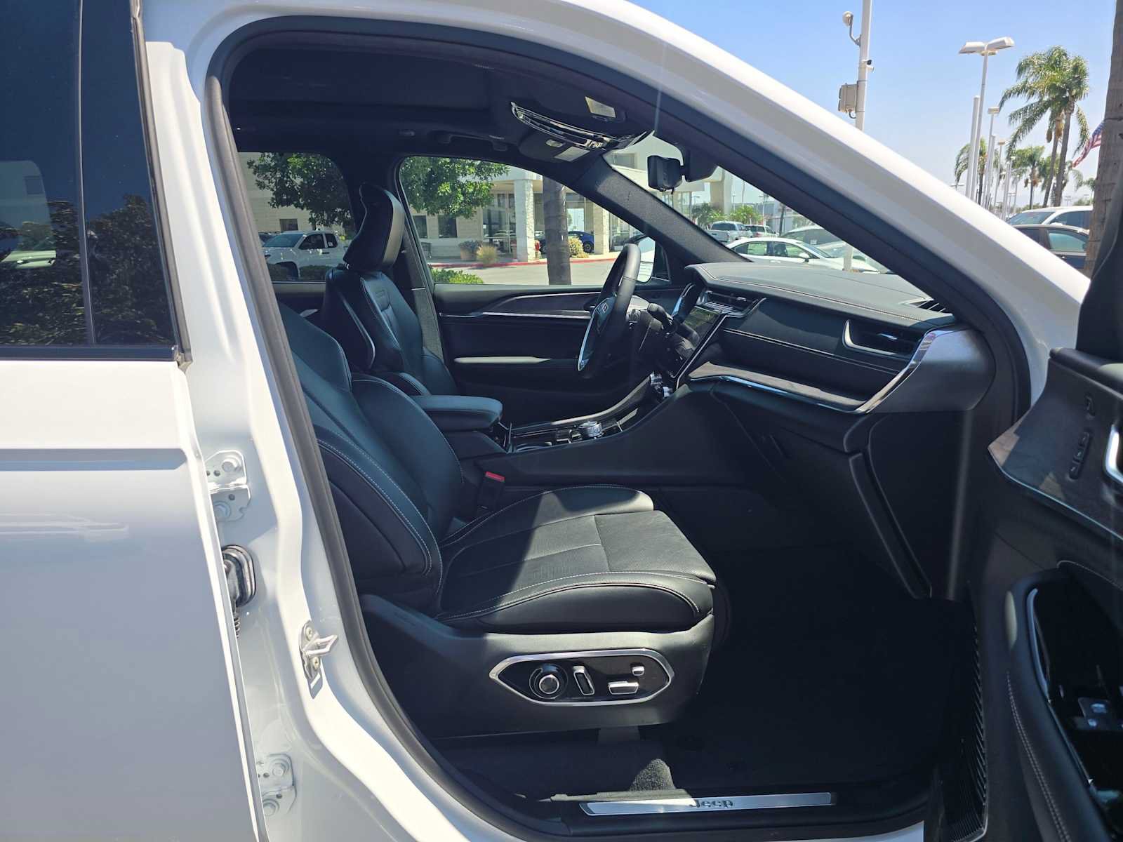Used 2023 Jeep Grand Cherokee Overland w/ Luxury Tech Group IV AWD/4WD image 10