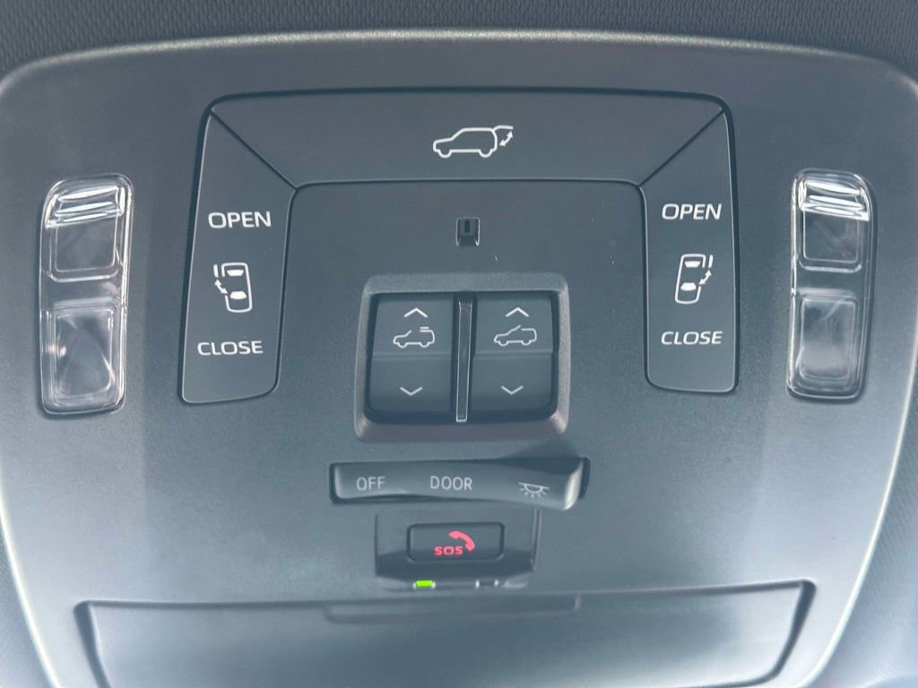 Used 2025 Toyota Sienna Platinum image 39