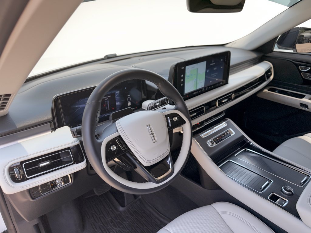 Used 2025 Lincoln Aviator 2WD image 4