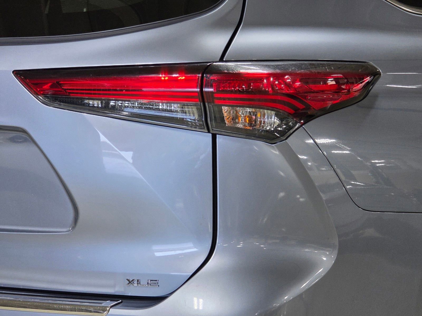 Used 2022 Toyota Highlander XLE FWD image 12