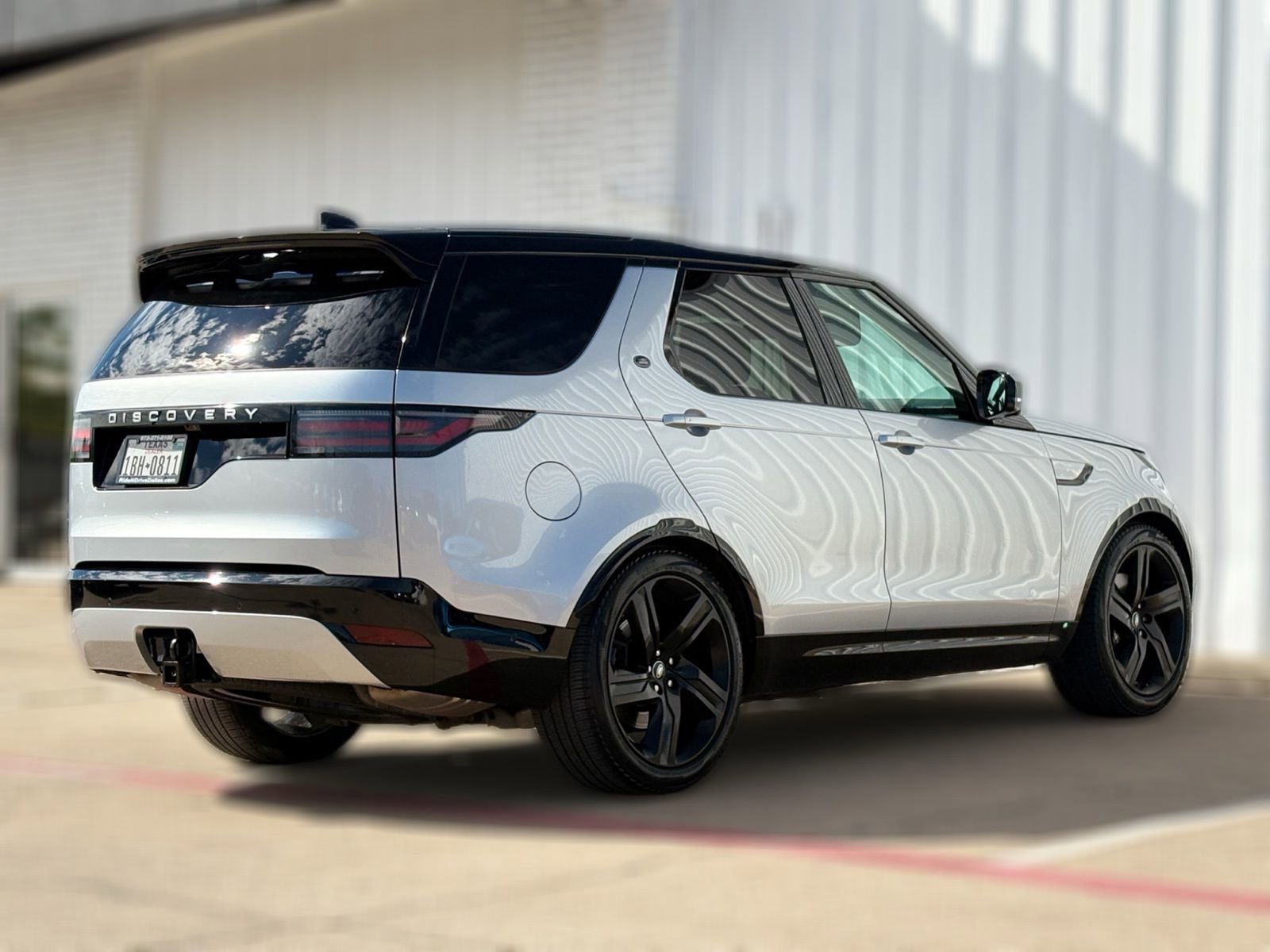 Used 2024 Land Rover Discovery Metropolitan Edition image 8