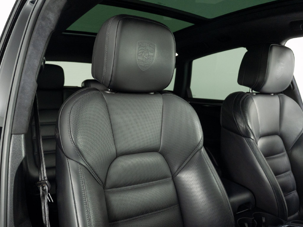 Certified 2021 Porsche Macan Turbo AWD/4WD image 43