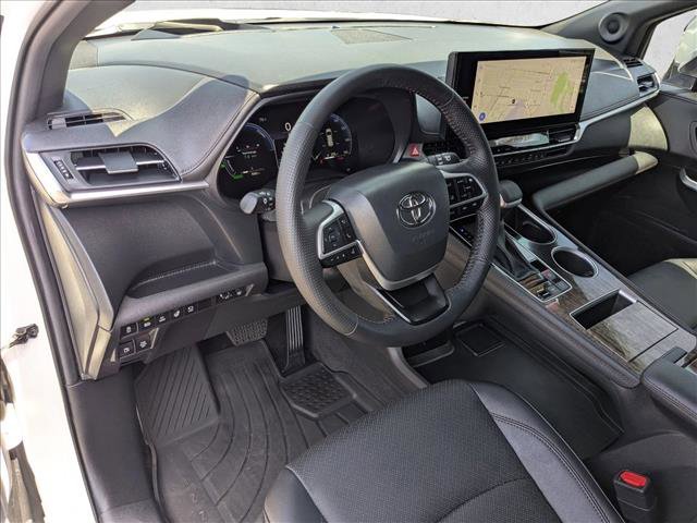 Used 2025 Toyota Sienna Platinum AWD/4WD image 10