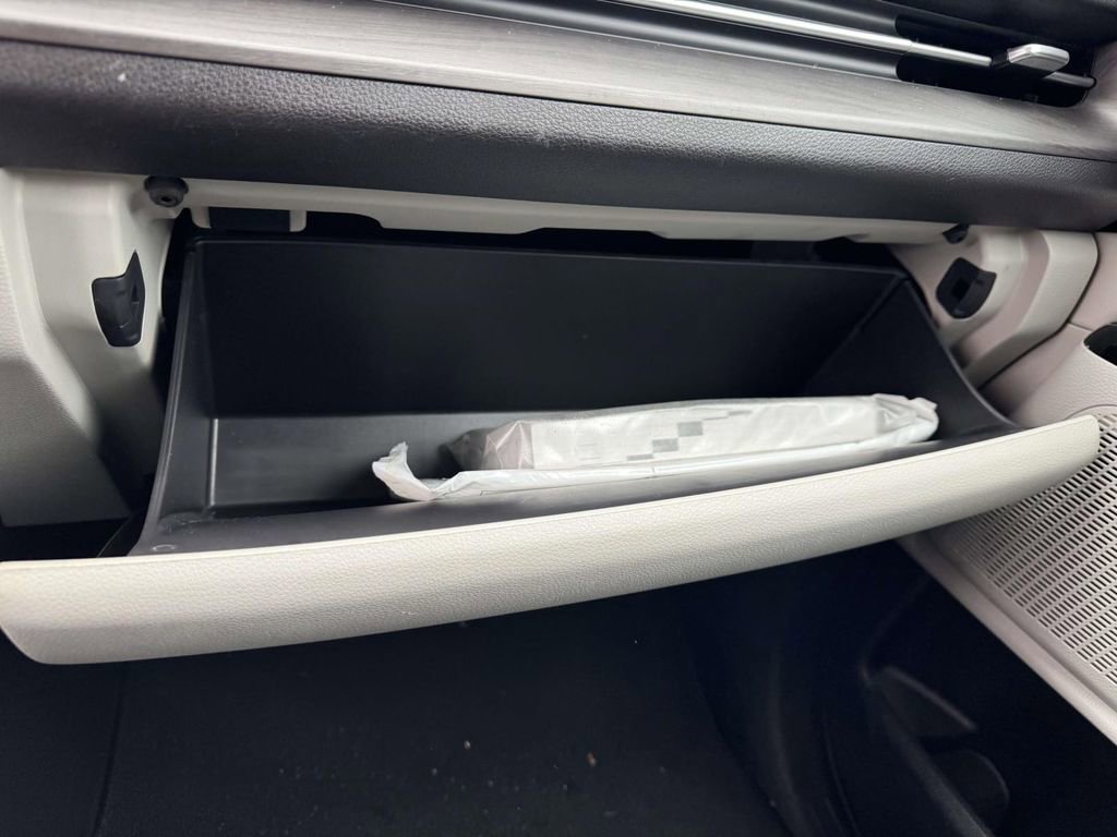 Used 2023 Kia Carnival EX image 31