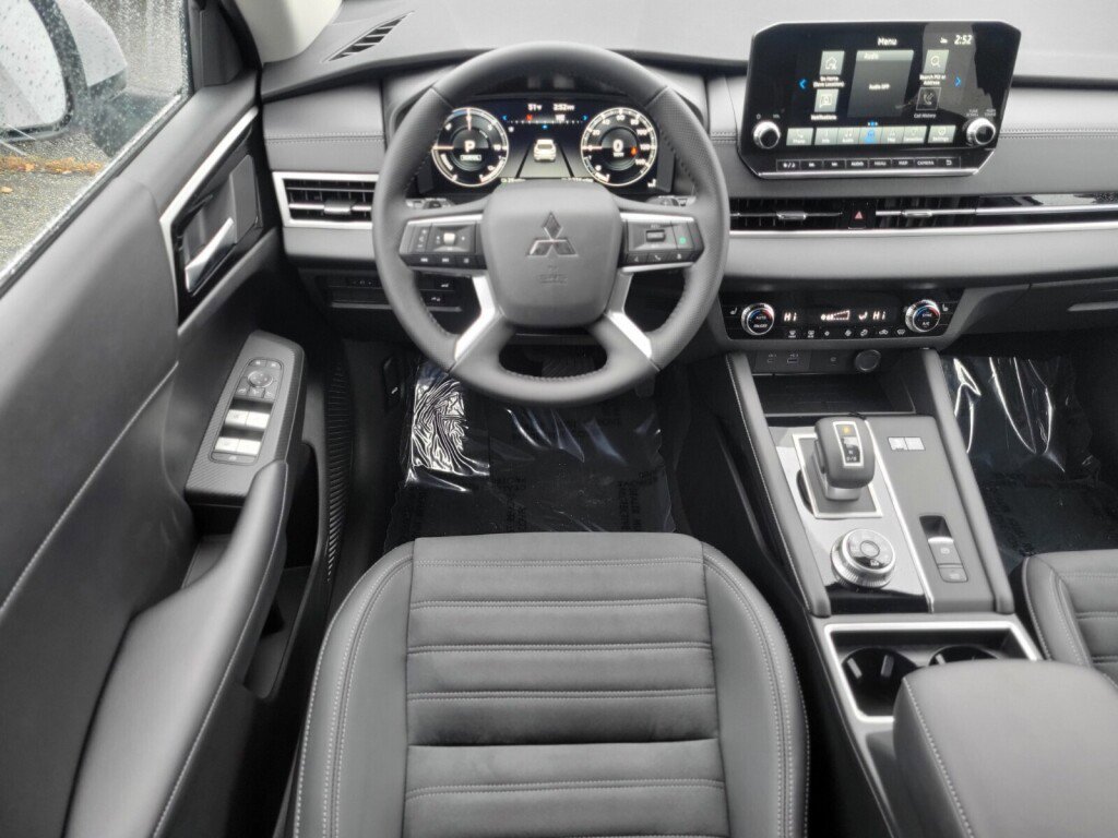 New 2025 Mitsubishi Outlander SE image 13